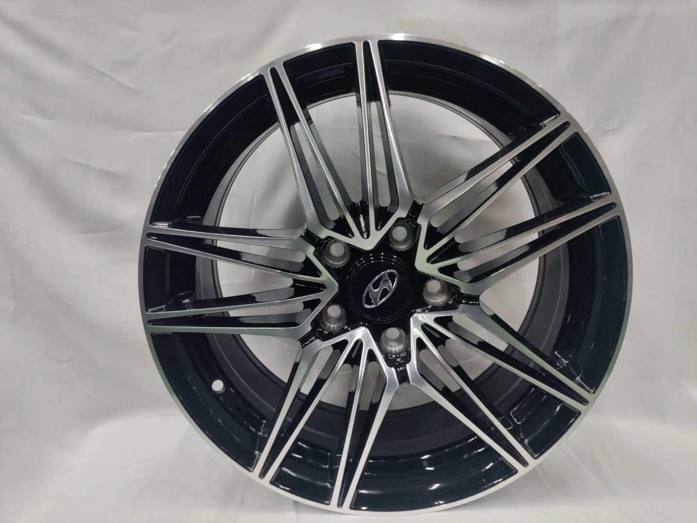 LKN Lkn514 7x17/5x114.3 D67.1 ET48 серебристый, черный
