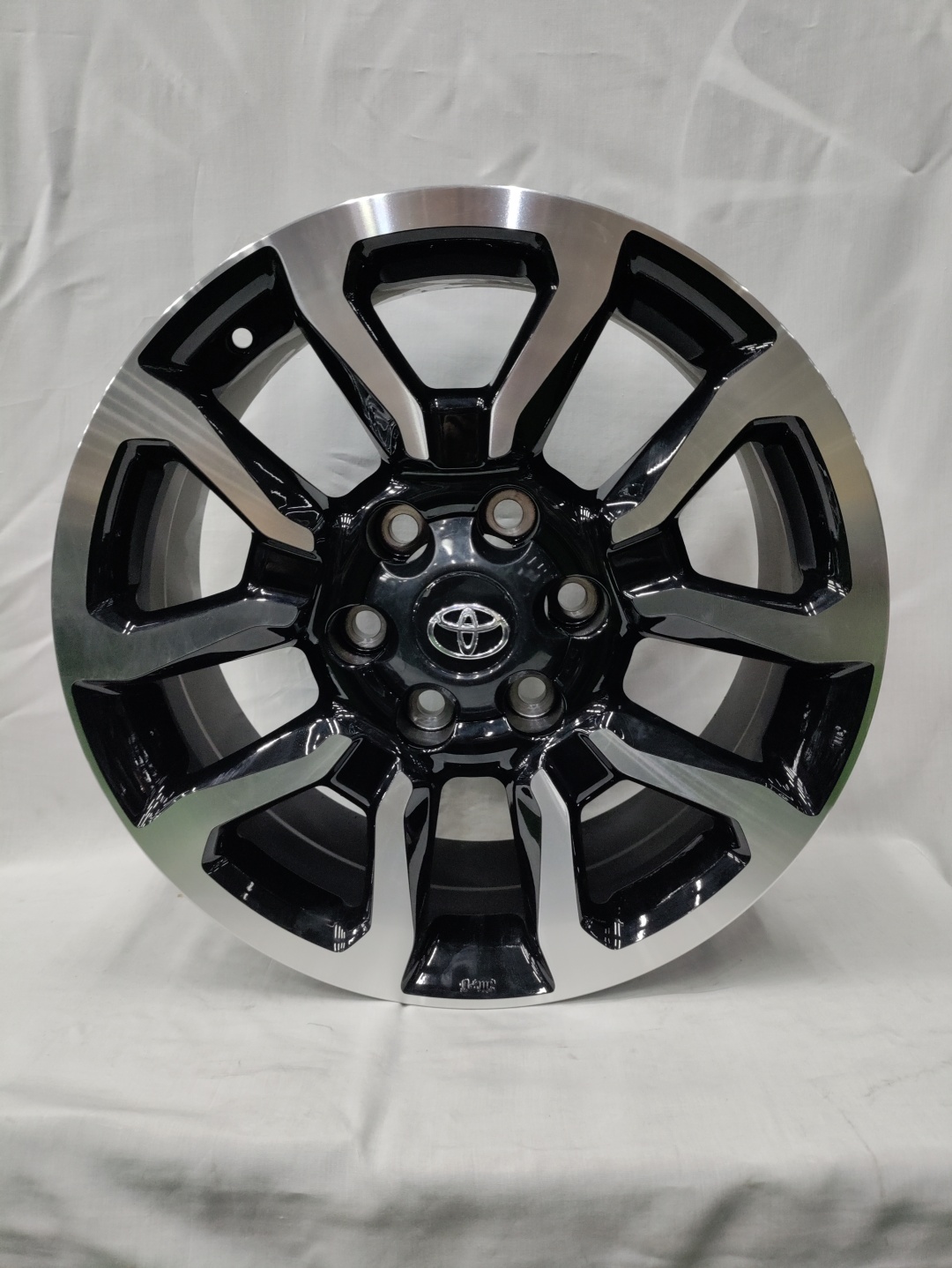 LKN Lkn610 7.5x18/6x139.7 D106.2 ET25 серебристый, черный