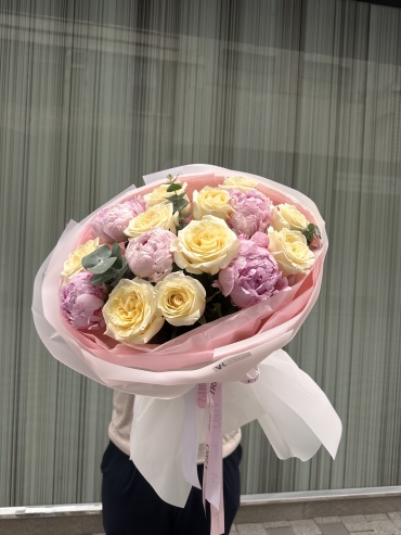 VIRO FLOWERS букет с открыткой пион, пионовидная роза, эвкалипт 17 шт 60 см