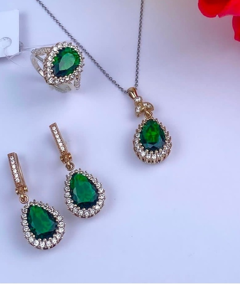 Серебряная 993533 вес 15 г золото, изумруд