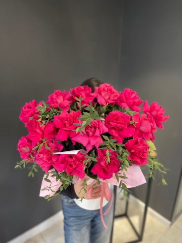 Monroe flowers композиция в коробке роза, эвкалипт 16 шт 50 см