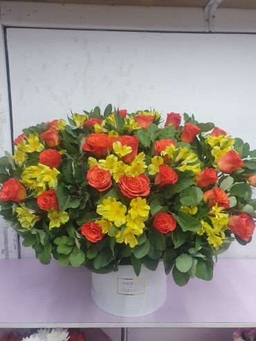 Zhanna_flowers композиция в коробке альстремерия, роза 35 шт 50 см