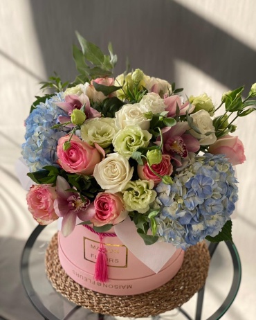 Obuket Flowers композиция в коробке гортензия, роза, лизиантус 13 шт 30 см
