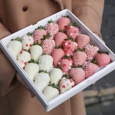 ZakazBuketov Клубника в шоколаде Pink Heaven 22х22 см