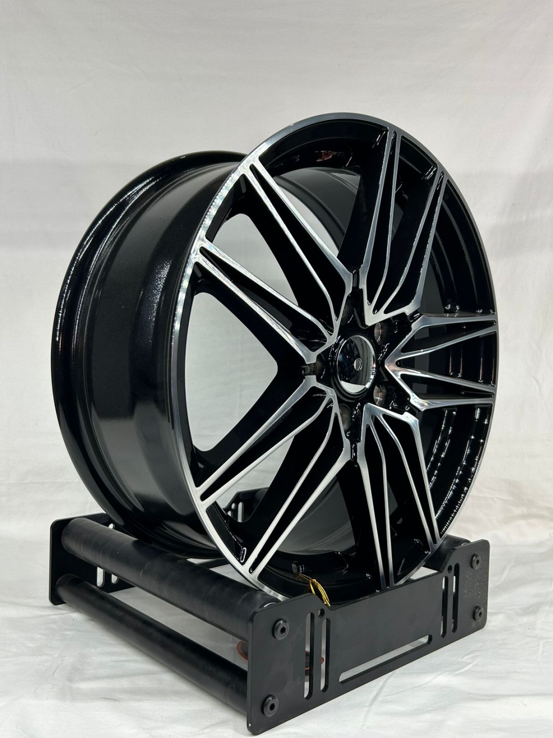 LKN 1050 7x17/5x114.3 D67.1 ET48 4 диска черный, серебристый