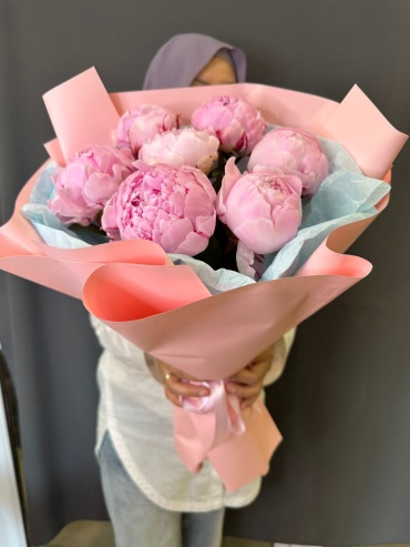 Gulim Flowers моно-букет в оформлении пион 7 шт 50 см