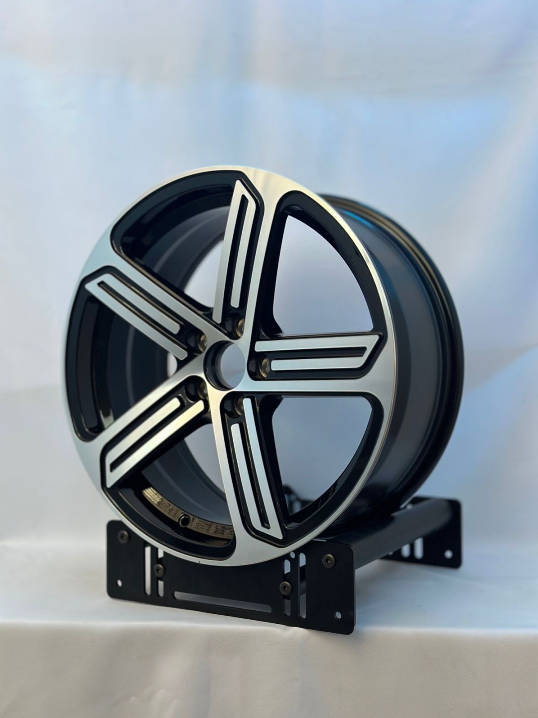 Volkswagen Ft23 7.5x17/5x100 D57.1 ET42 4 диска черный, серебристый