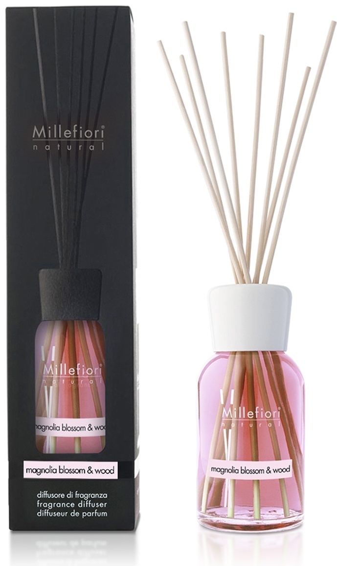 Диффузор с палочками Millefiori Milano ноты Базовые -- Пачули, Сандаловое дерево,Янтарь ноты Верхние -- Бергамот Яблоко Зелень ноты Средние -- Магнолия, Роза, Фиалка 500 мл