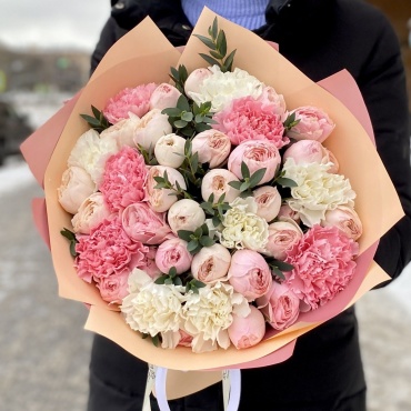 Gulim Flowers букет в оформлении кустовая пионовидная роза, эвкалипт, диантус 18 шт 50 см