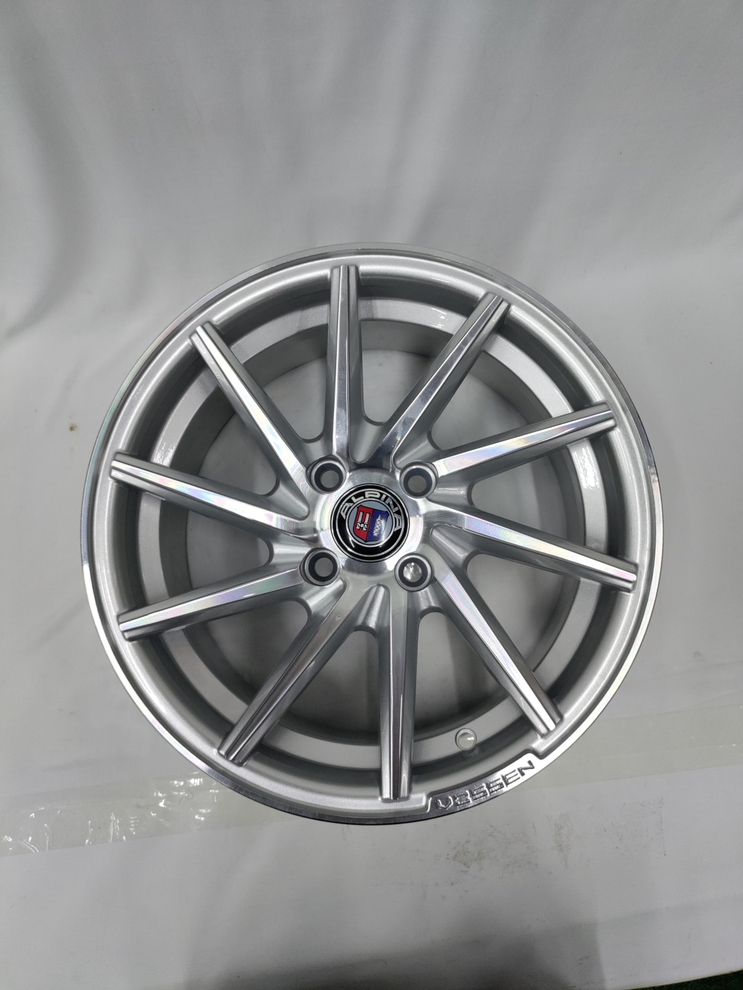 LKN 2331 7x15/4x100 D67.1 ET35 серебристый