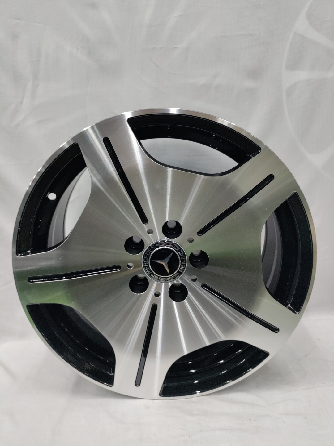 LKN Lkn2055 7.5x17/5x112 D66.5 ET35 серебристый, черный