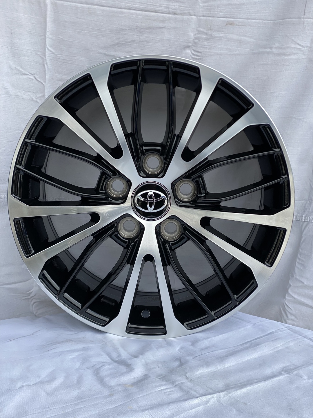 Toyota BK5343 6.5x16/5x114.3 D60.1 ET45 серебристый, черный