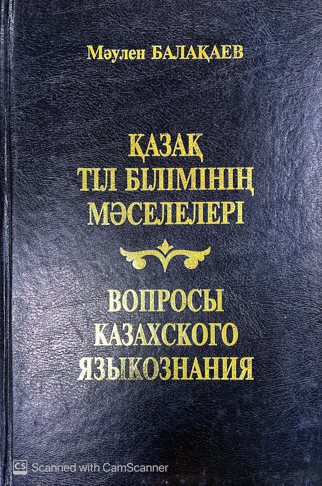 Сәнді порно модельдер Үстелдің астына аяғыңызды әйел трусигіне қойыңыз