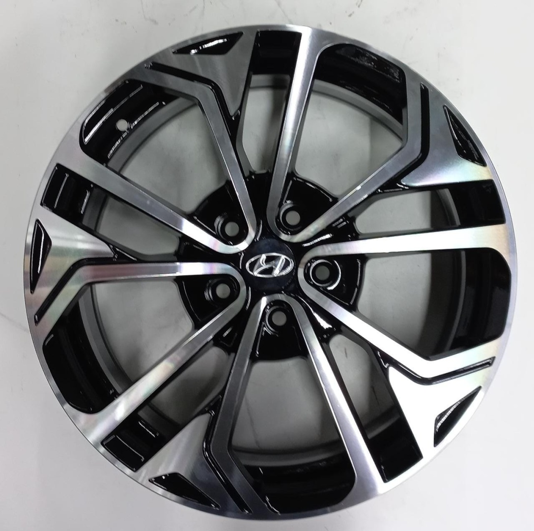 Hyundai 7488-18 7.5x18/5x114.3 D67.1 ET50 черный, серебристый