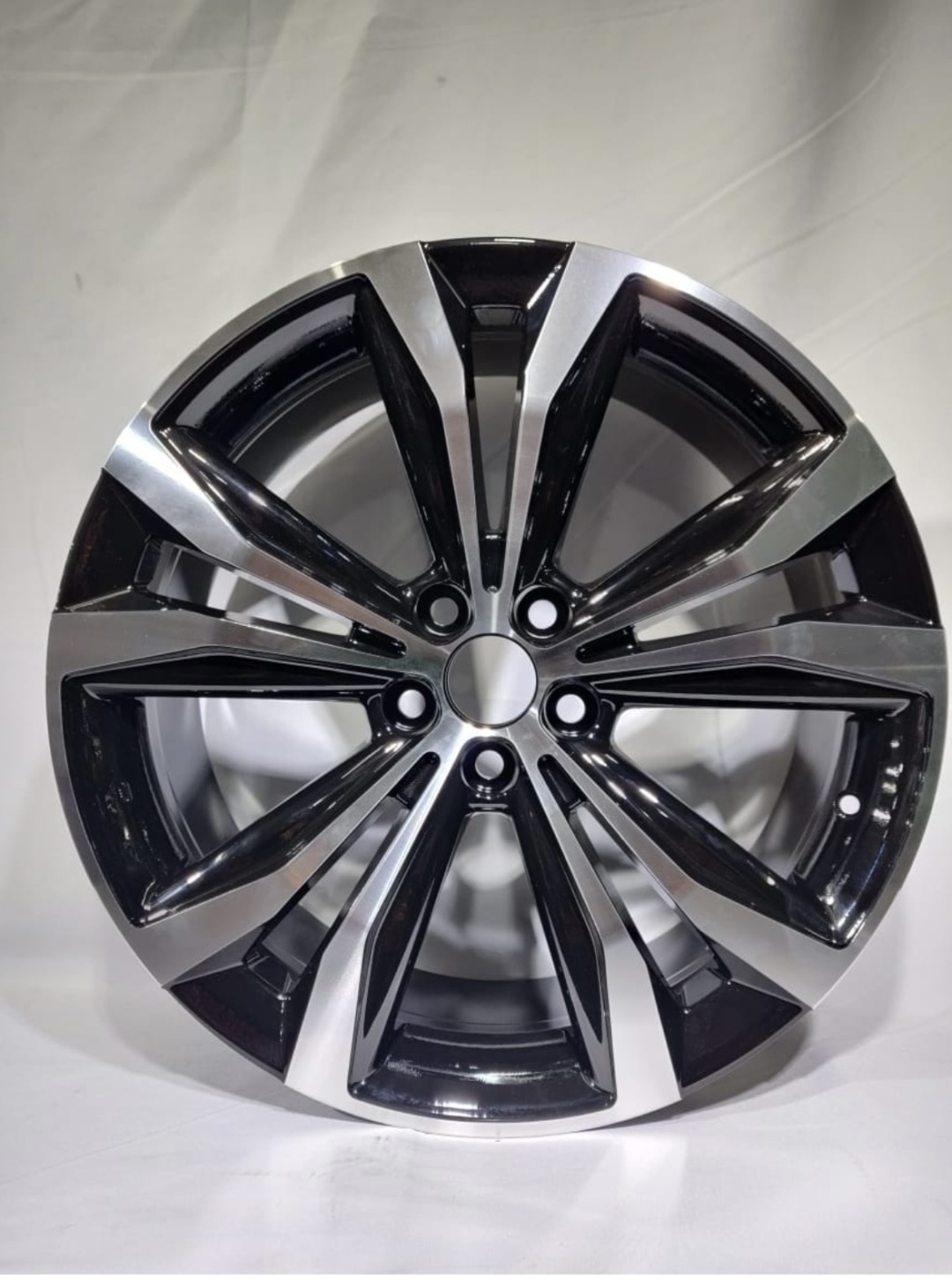 Replica T527R 8x20/5x114.3 D60.1 ET30 черный, серебристый