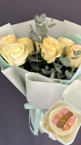 Gulim Flowers моно-букет с бенто-тортом роза 7 шт 60 см