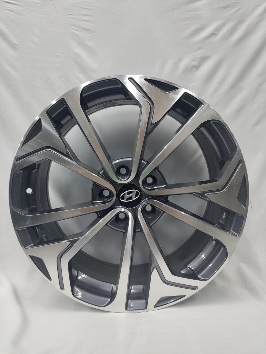 LKN 224 7.5x19/5x114.3 D67.1 ET50 графит, серебристый