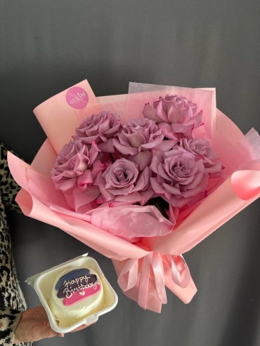 Gulim Flowers моно-букет с бенто-тортом роза 7 шт 50 см