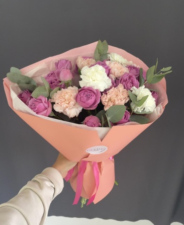 Gulim Flowers букет в оформлении кустовая пионовидная роза, эвкалипт, диантус 11 шт 50 см