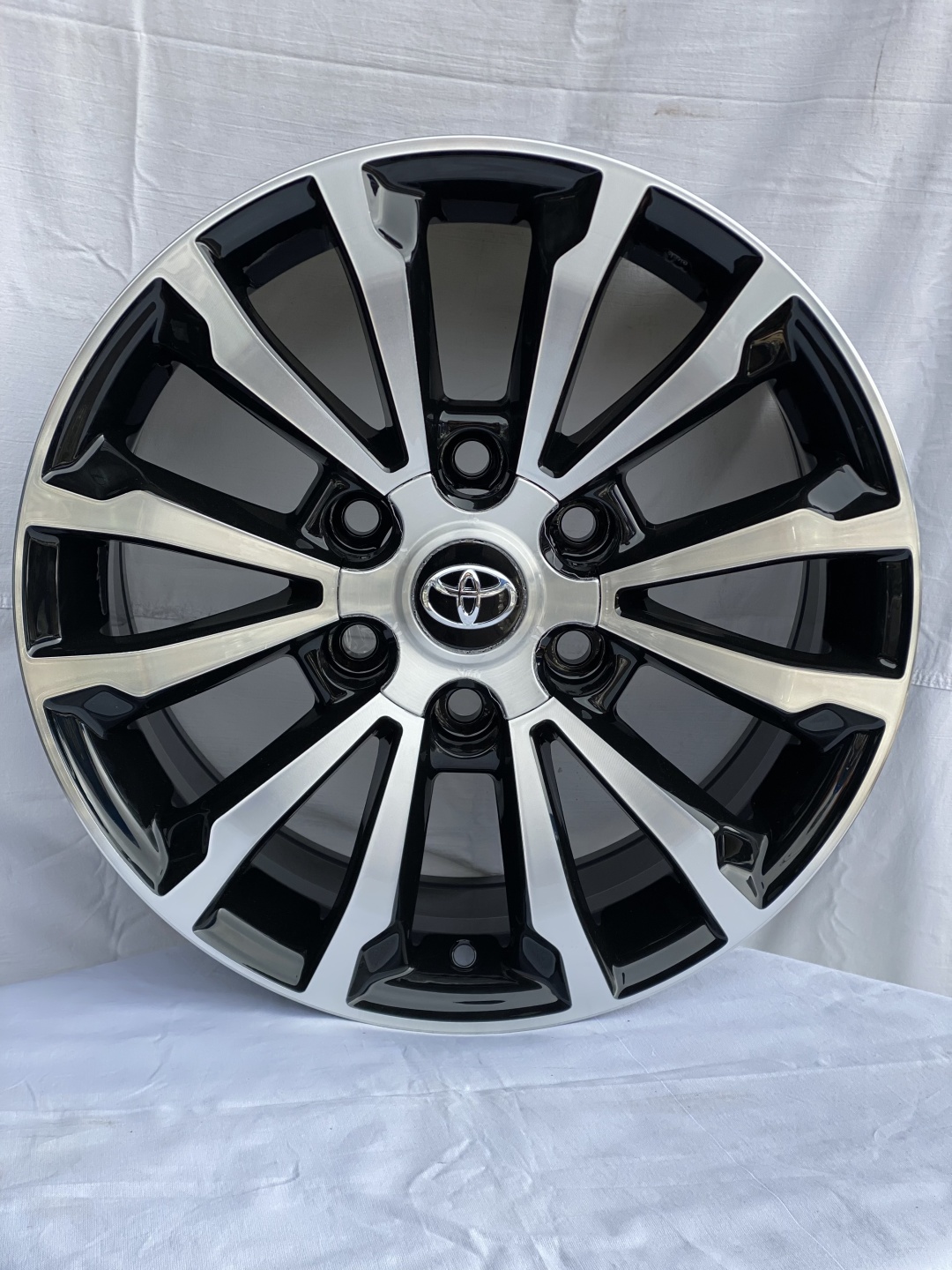 HP Wheels BKHP824 7.5x18/6x139.7 D106.1 ET25 черный, серебристый