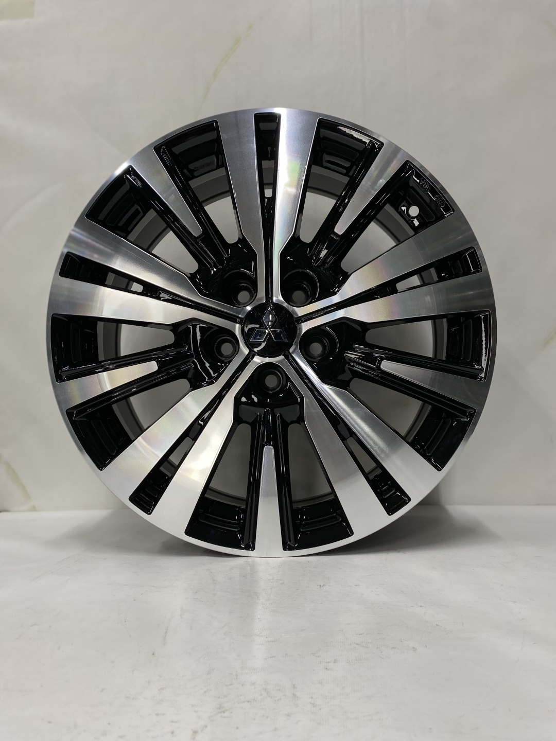 Mitsubishi YL7917 7x18/5x114.3 D67.1 ET38 черный, серебристый
