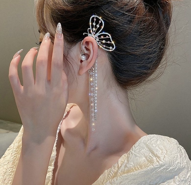 Шұлық пен биік өкшелі туфли киген әйелдерге куннилингус жасайтын ерлердің қатысуымен порно көріңіз.