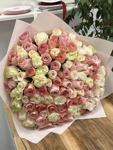 Flowers Center Astana моно-букет в оформлении роза 101 шт 60 см