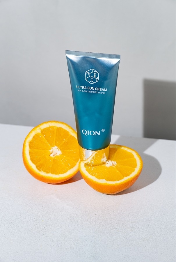 Әйелі қонақтармен жыныстық қатынасқа түсуге келісті. Ол волейболшының кискасына кіргізеді