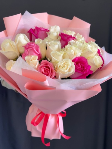 Gulim Flowers моно-букет в оформлении роза 25 шт 70 см