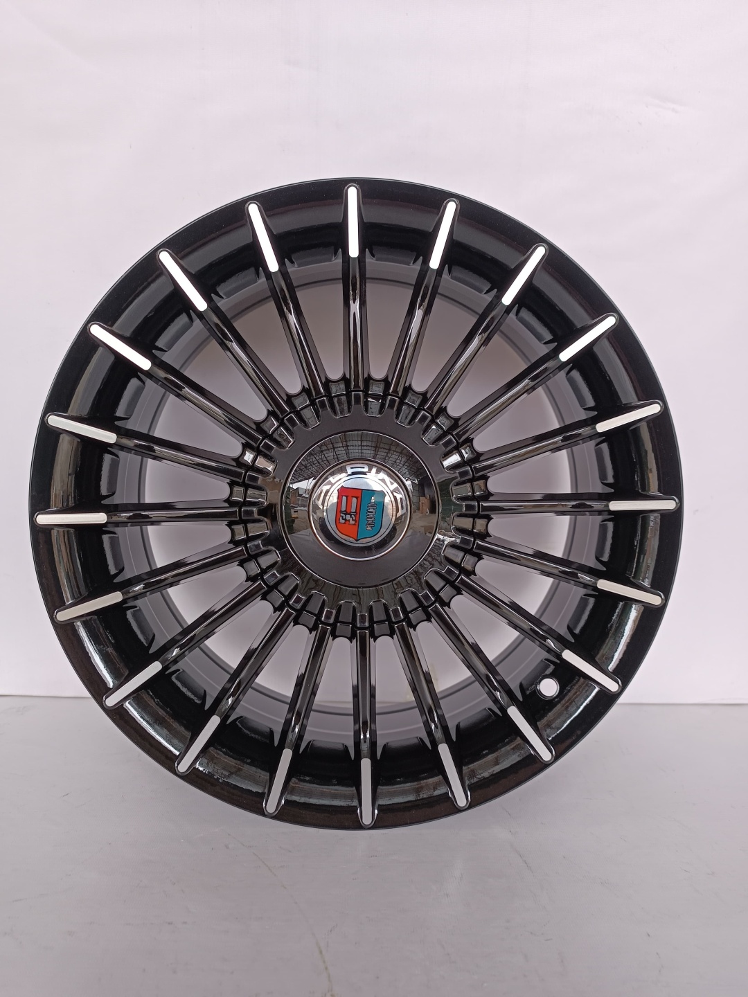 HP Wheels 1006 6.5x15/4x100 D67.1 ET35 серебристый, черный
