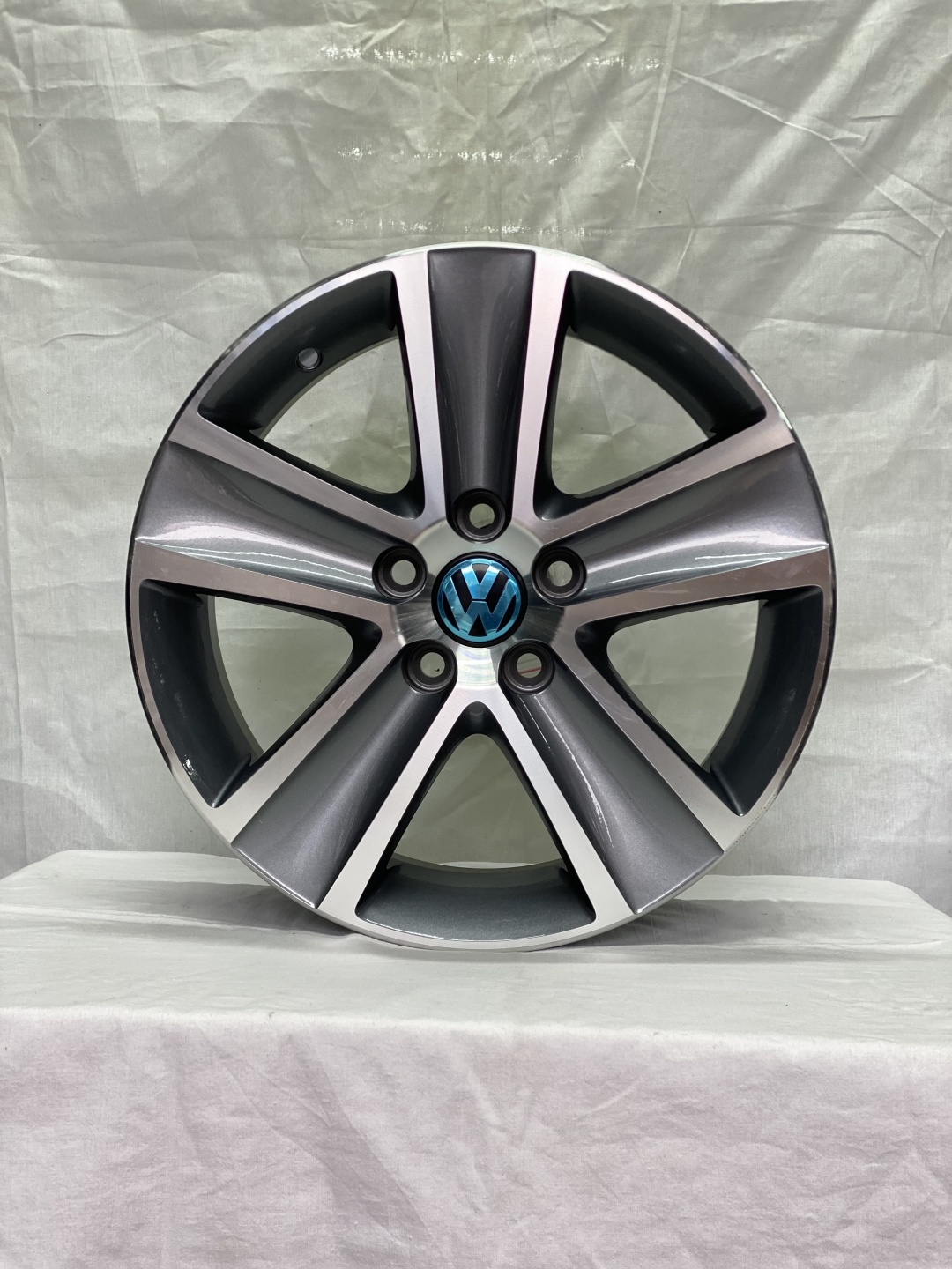 Volkswagen 07010MG 6x15/5x100 D57.1 ET40 серый, серебристый