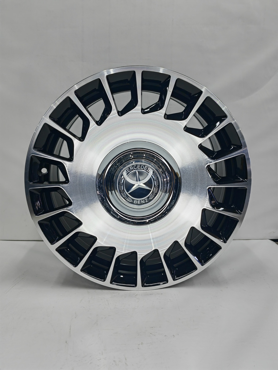 RNO 705 7.5x17/5x112 D66.6 ET35 черный, серебристый