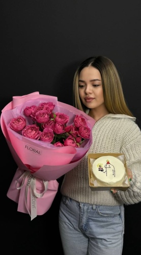 Floral моно-букет с бенто-тортом кустовая роза 5 шт 50 см