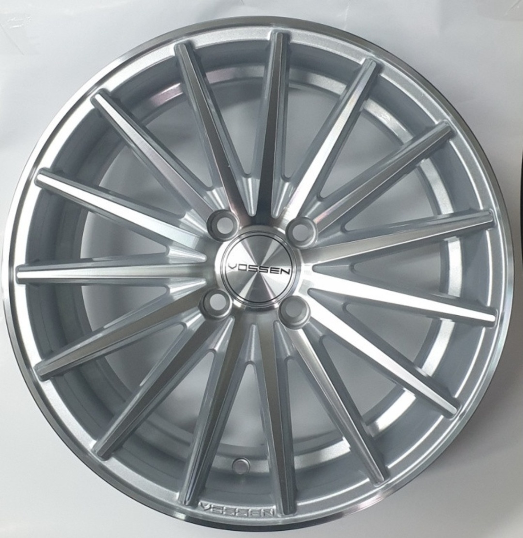 Vossen QC199 7x15/5x114.3 D67.1 ET35 серебристый