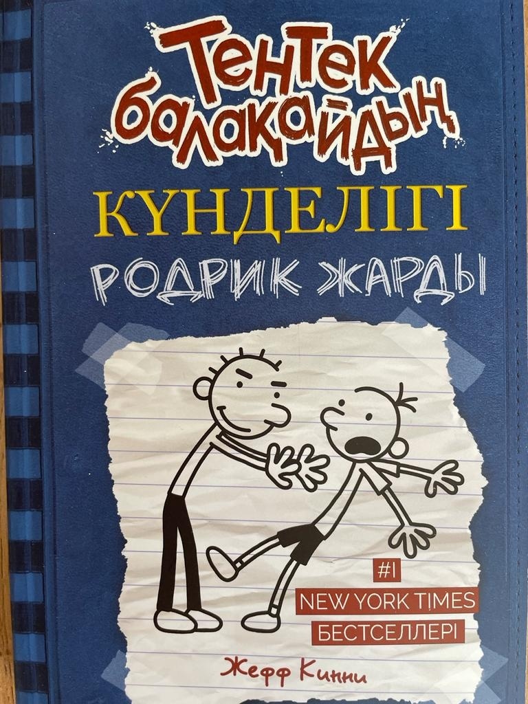 Қыз досының кеудесін сипады. Екі лесбиянка қыз.