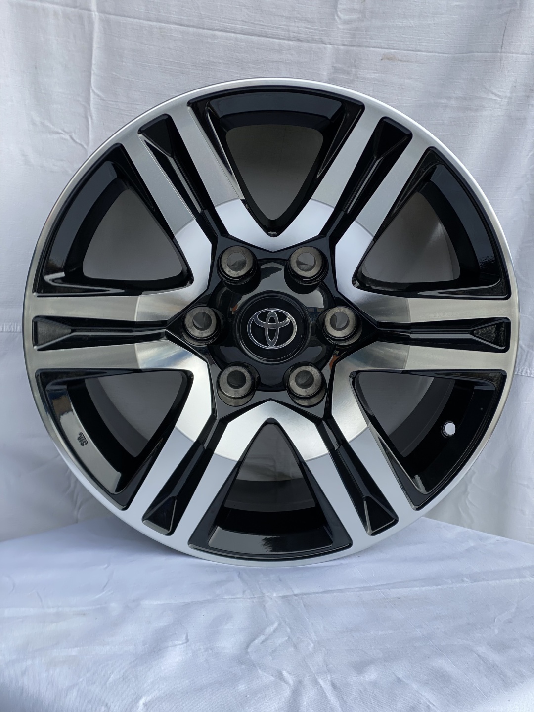 HP Wheels HP718 7.5x17/6x139.7 D106.1 ET25 черный, серебристый