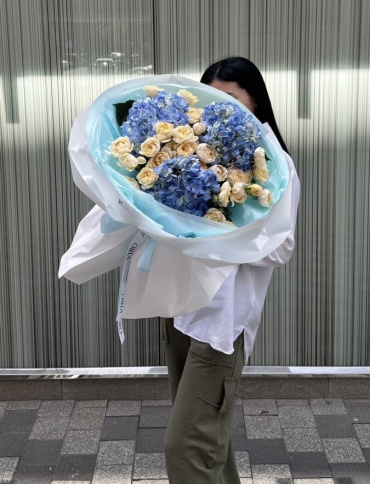 VIRO FLOWERS букет с открыткой гортензия, кустовая пионовидная роза 13 шт 60 см