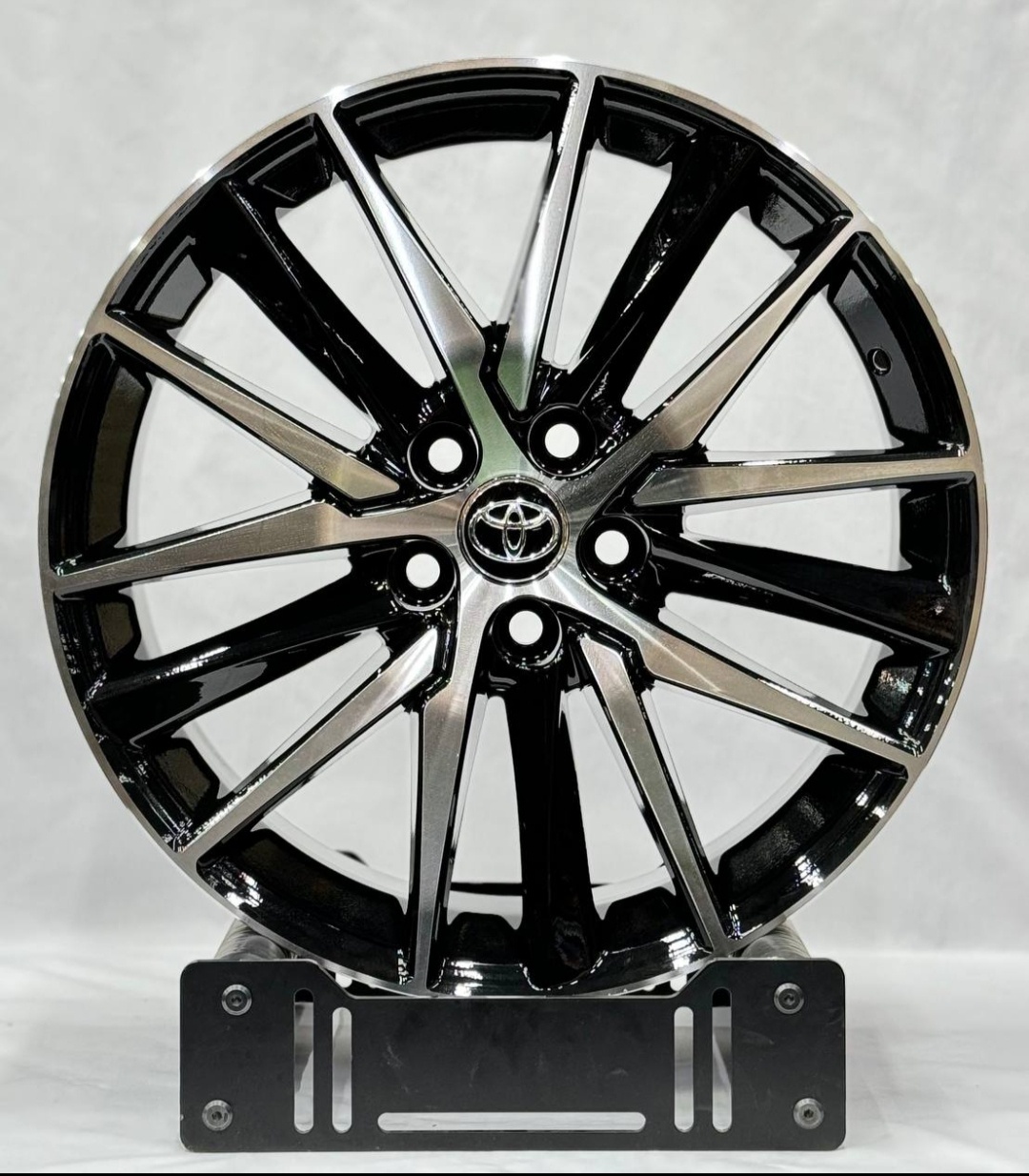 DRS 00077 8x18/5x114.3 D60.1 ET45 4 диска черный, серебристый
