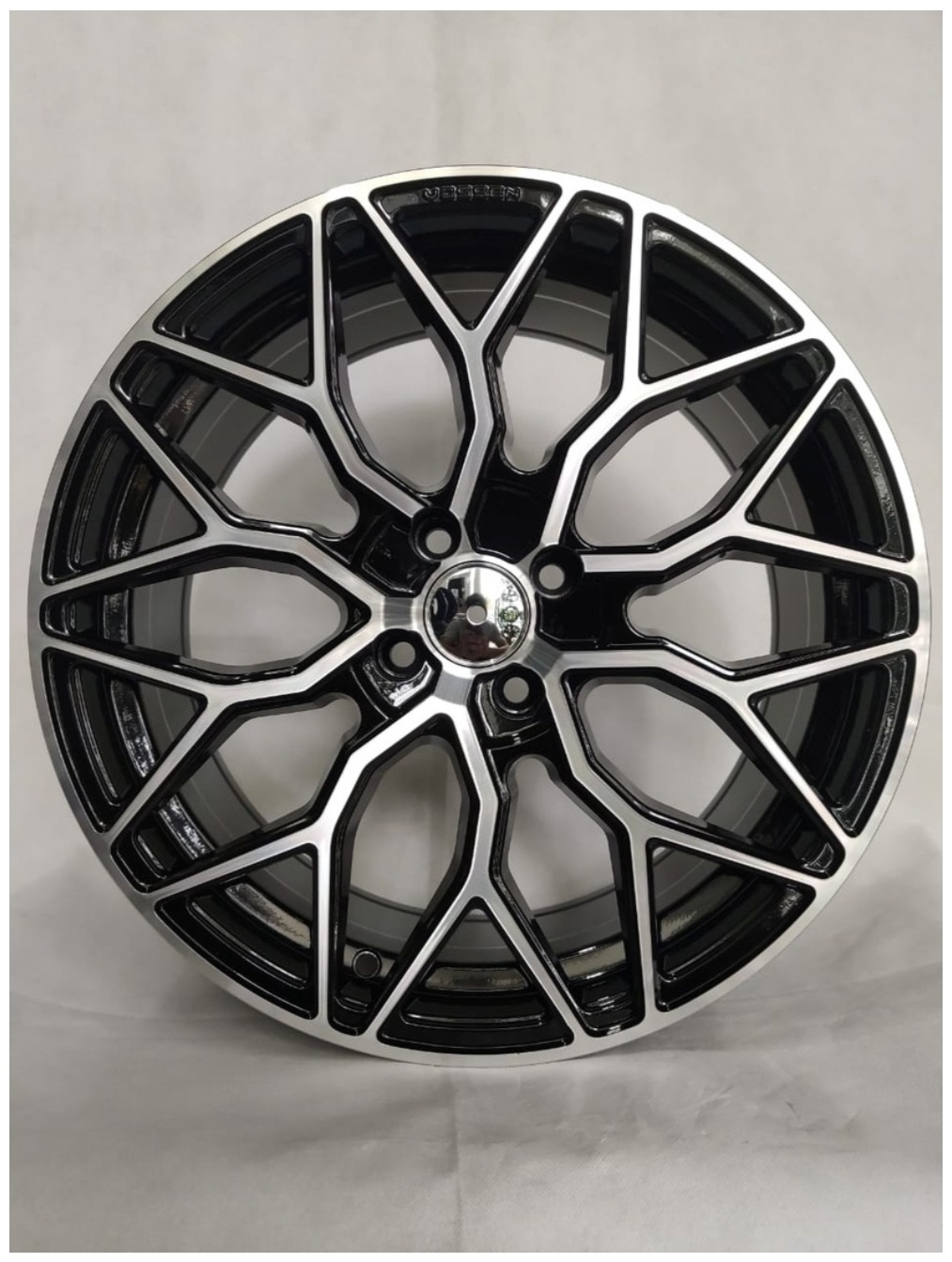 Vossen 112 7.5x17/4x100 D67.1 ET35 черный, серебристый