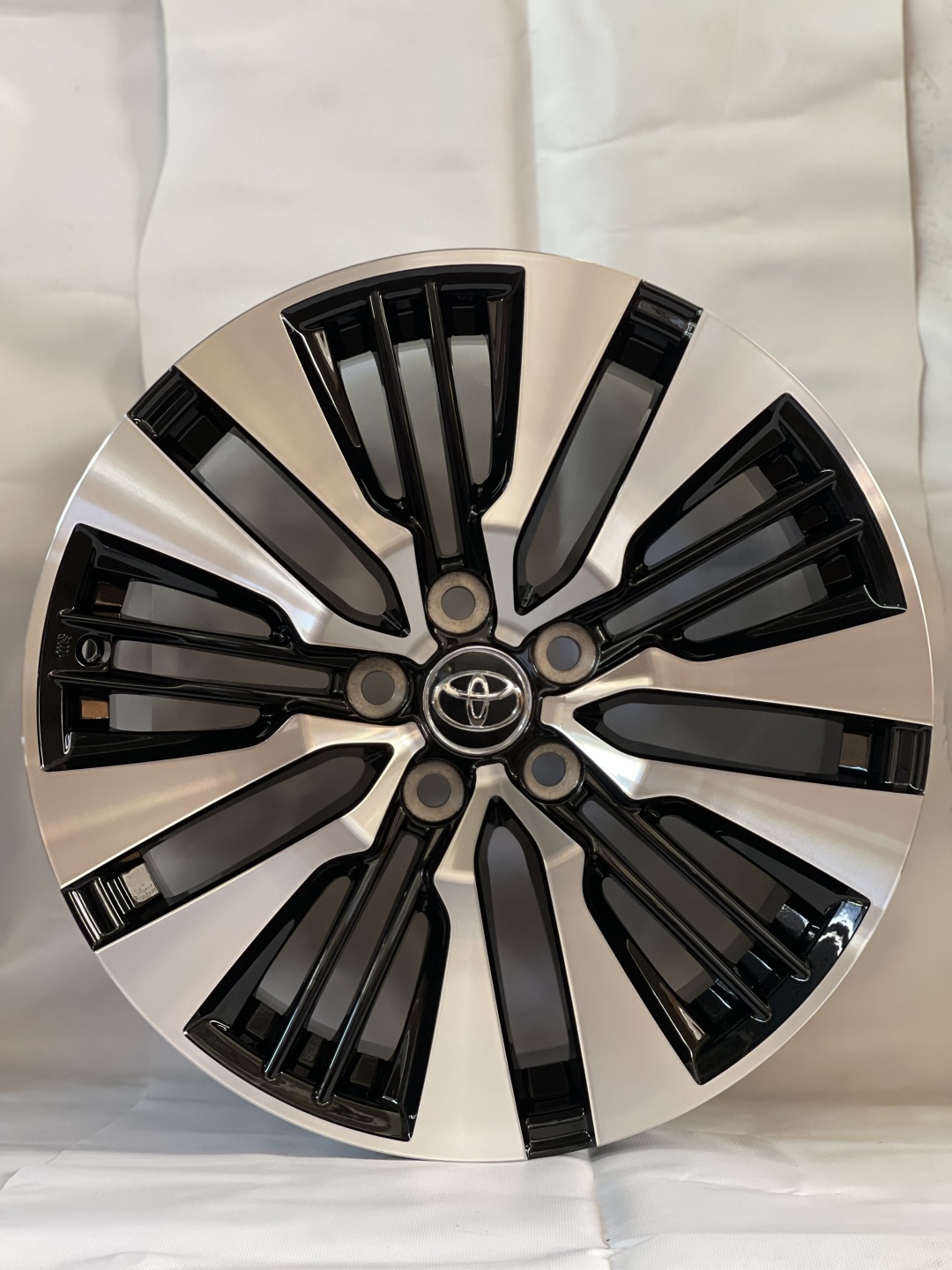 Toyota 822 8x18/5x114.3 D60.1 ET40 4 диска черный, серебристый