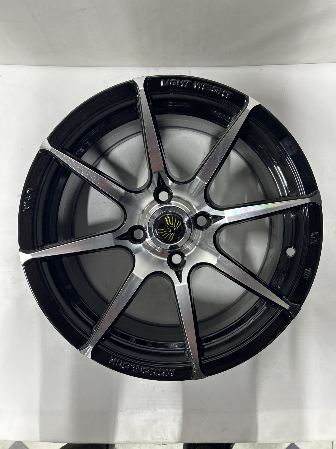 LKN 2345 7x15/4x100 D67.1 ET32 черный, серебристый