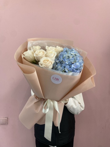 Chic flowers букет с открыткой гортензия, роза 8 шт 50 см