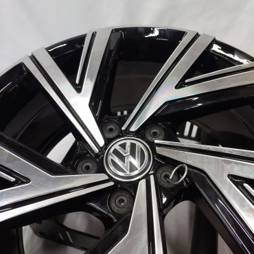 Volkswagen 5805 8x18/5x112 D57.1 ET45 4 диска черный, серебристый