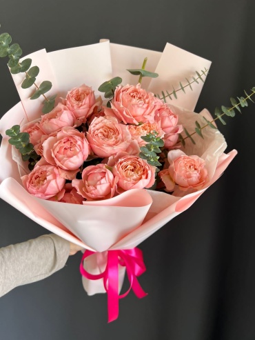 Gulim Flowers моно-букет в оформлении кустовая пионовидная роза, эвкалипт 5 шт 50 см