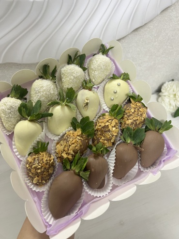 Клубника в шоколаде 16 ягод 20 см