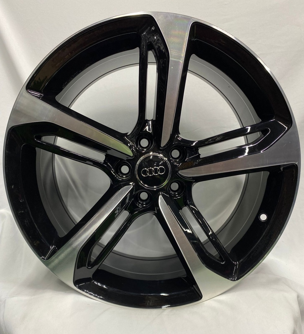 VAG 5016 8.5x19/5x112 D66.6 ET35 черный, серебристый
