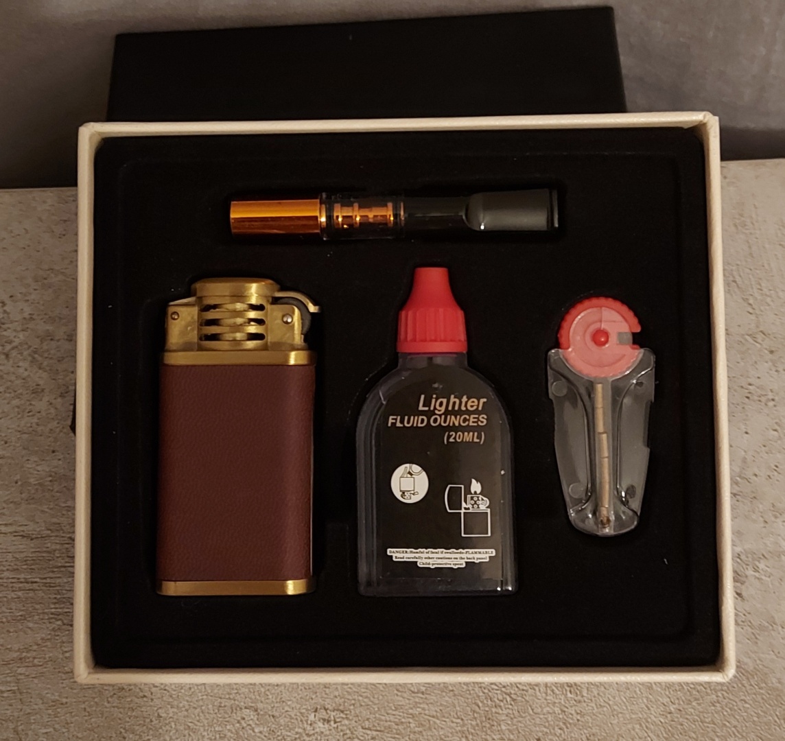 Бензиновая зажигалка Lux gift, ABS пластик, искусственная кожа, металлический сплав