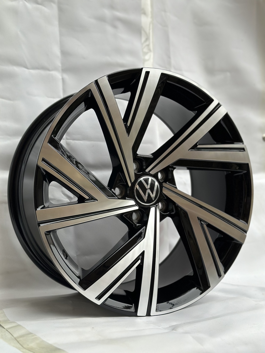 Volkswagen 0091 8x18/5x112 D57.1 ET40 4 диска черный, серебристый