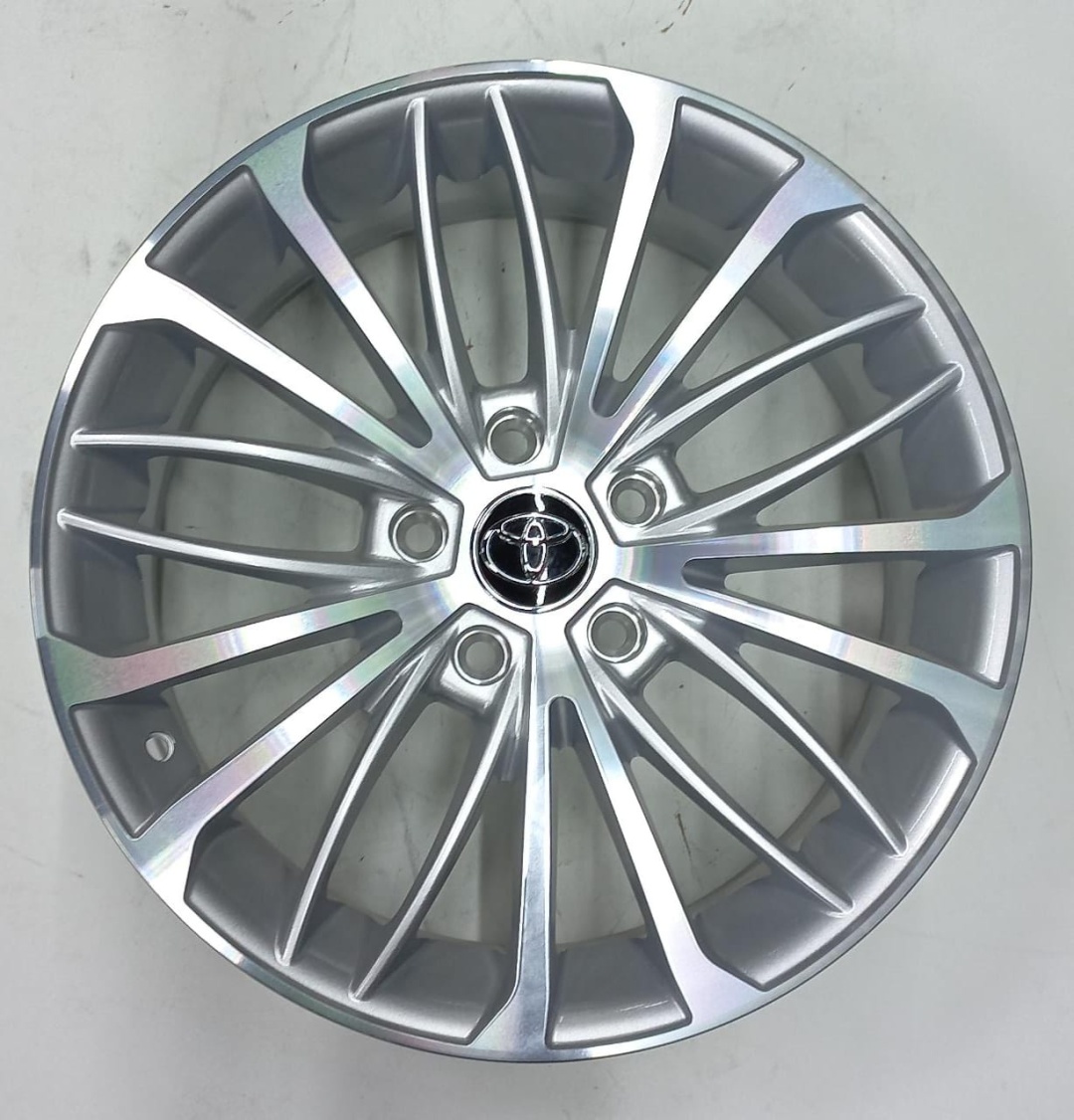 Toyota 1952 7.5x17/5x114.3 D60.1 ET45 серебристый