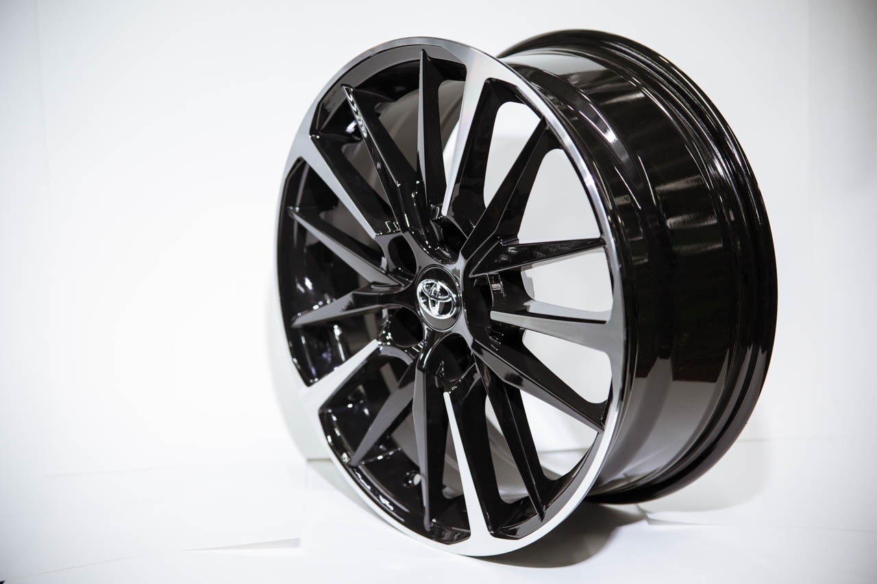 Auher 184 7x17/5x114.3 D60 ET35 черный, серебристый